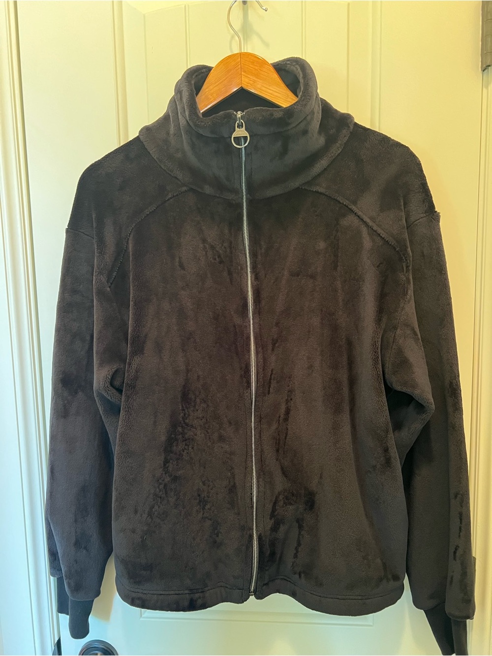 Athleta Women’s Super Soft  Black Fleece Jacket. Size M